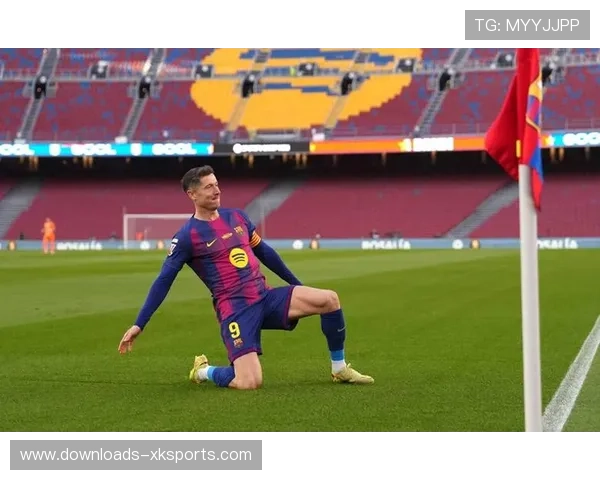 莱万对阵马竞头球破门瞬间,诺坎普八万人起立致敬老将 莱万对阵马竞头球破门瞬间,诺坎普八万人起立致敬老将